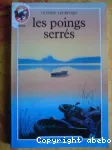 Les poings serrés